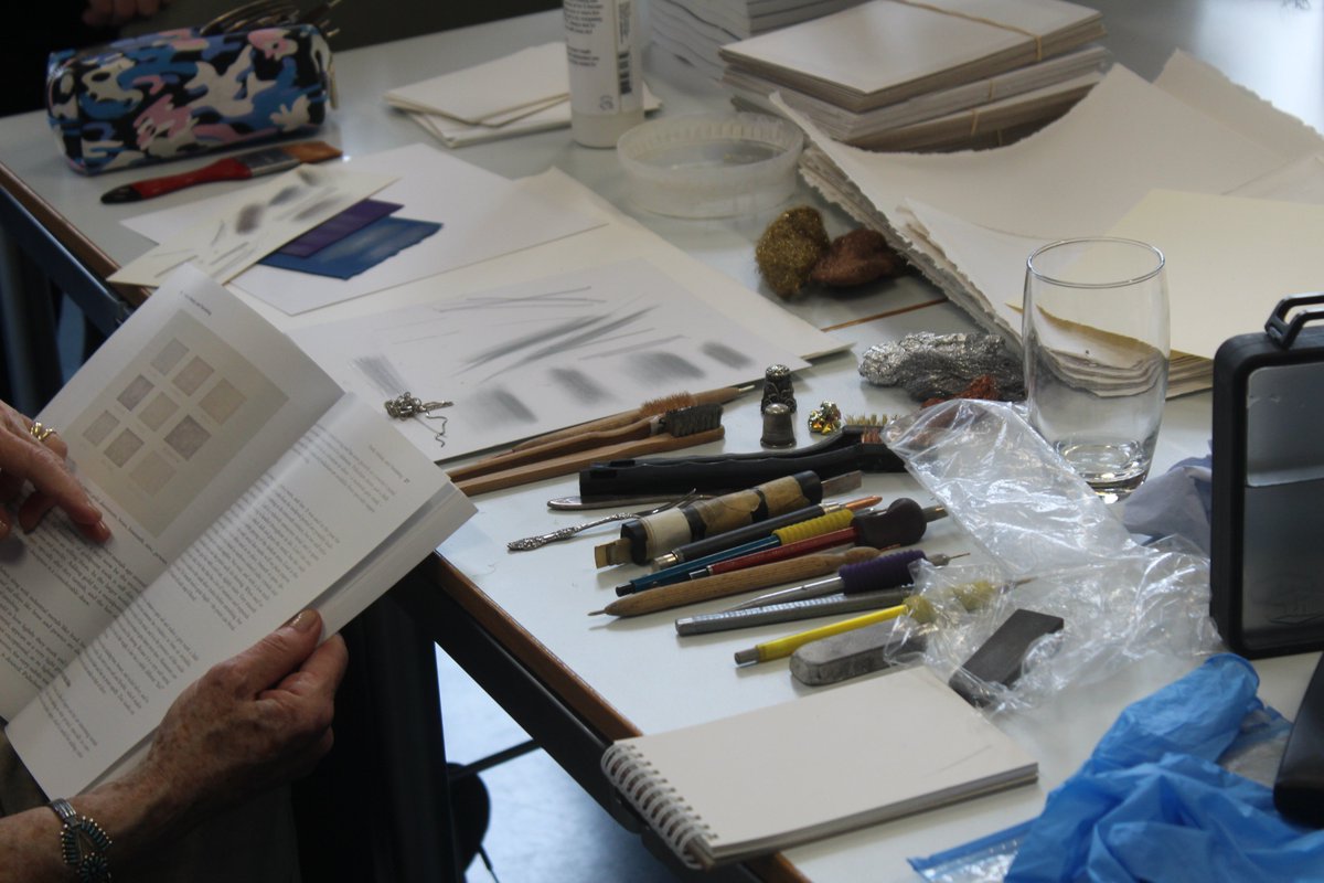 CourtauldRes's tweet image. Our visiting expert Susan Schwalb is leading a #metalpoint workshop today, teaching us all about the process of drawing using a variety of metals on a prepared surface.

You can see a selection of Susan’s latest work on show @PATRICKHEIDECA right now.  #courtaulddraw