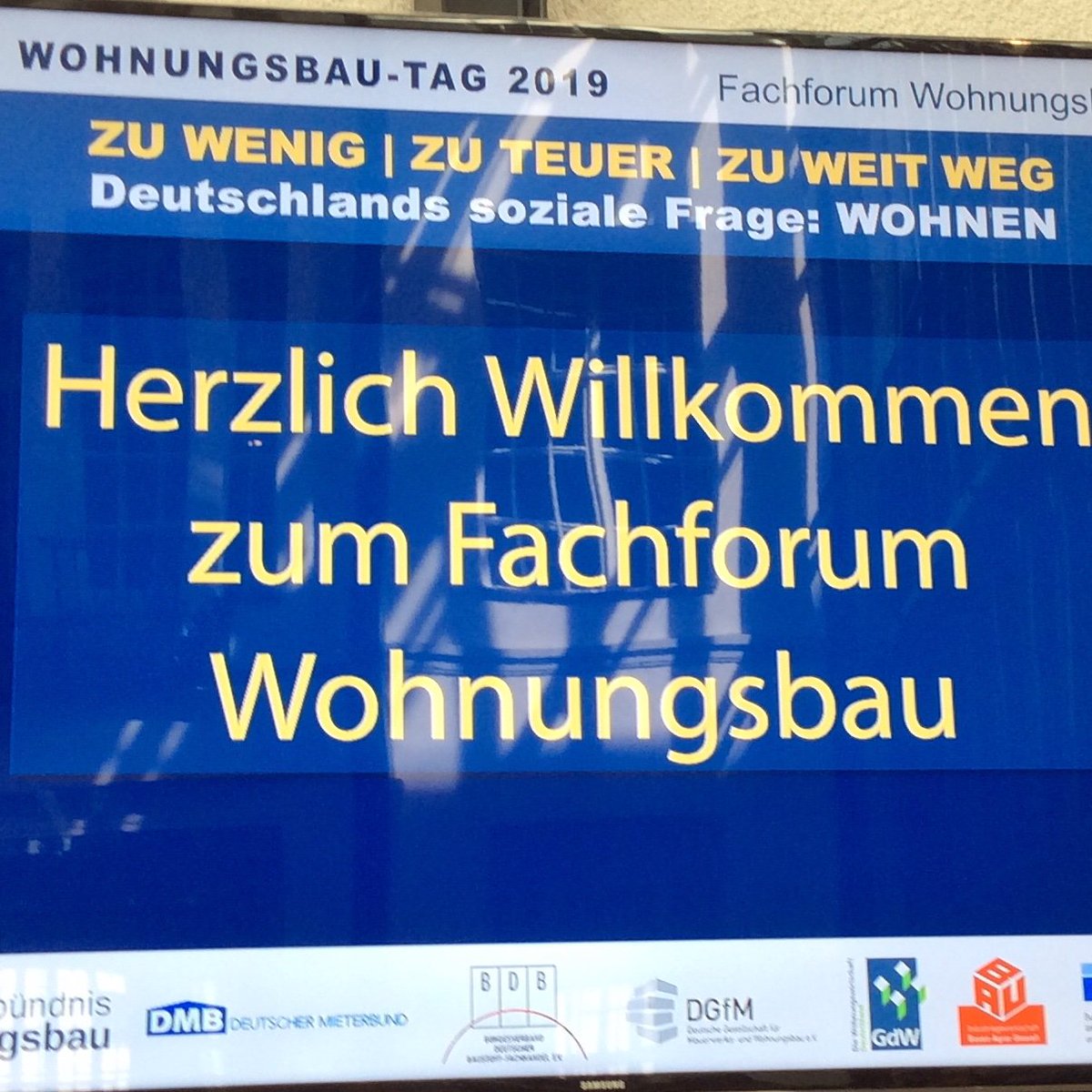 Eine große Einigkeit besteht über das soziale Thema unserer Zeit „Bezahlbares Wohnen für alle“ auf dem Fachforum des Verbändebündnis Wohnungsbau. Es lässt hoffen! #wohnungsnot #Wohnungslos #wbt19