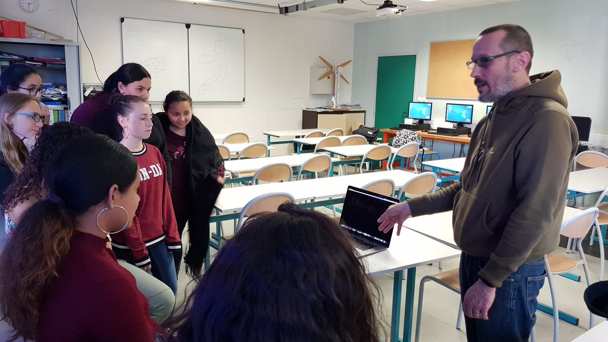 #live 1ère séance découverte du codage avec le projet Wi-filles au <a href="/Clg_DReinhardt/">Collège Django Reinhardt</a> à Toulon avec Cédric de <a href="/fabrique3d/">la petite fabrique</a> 
#becaucegirlscan
@face_education