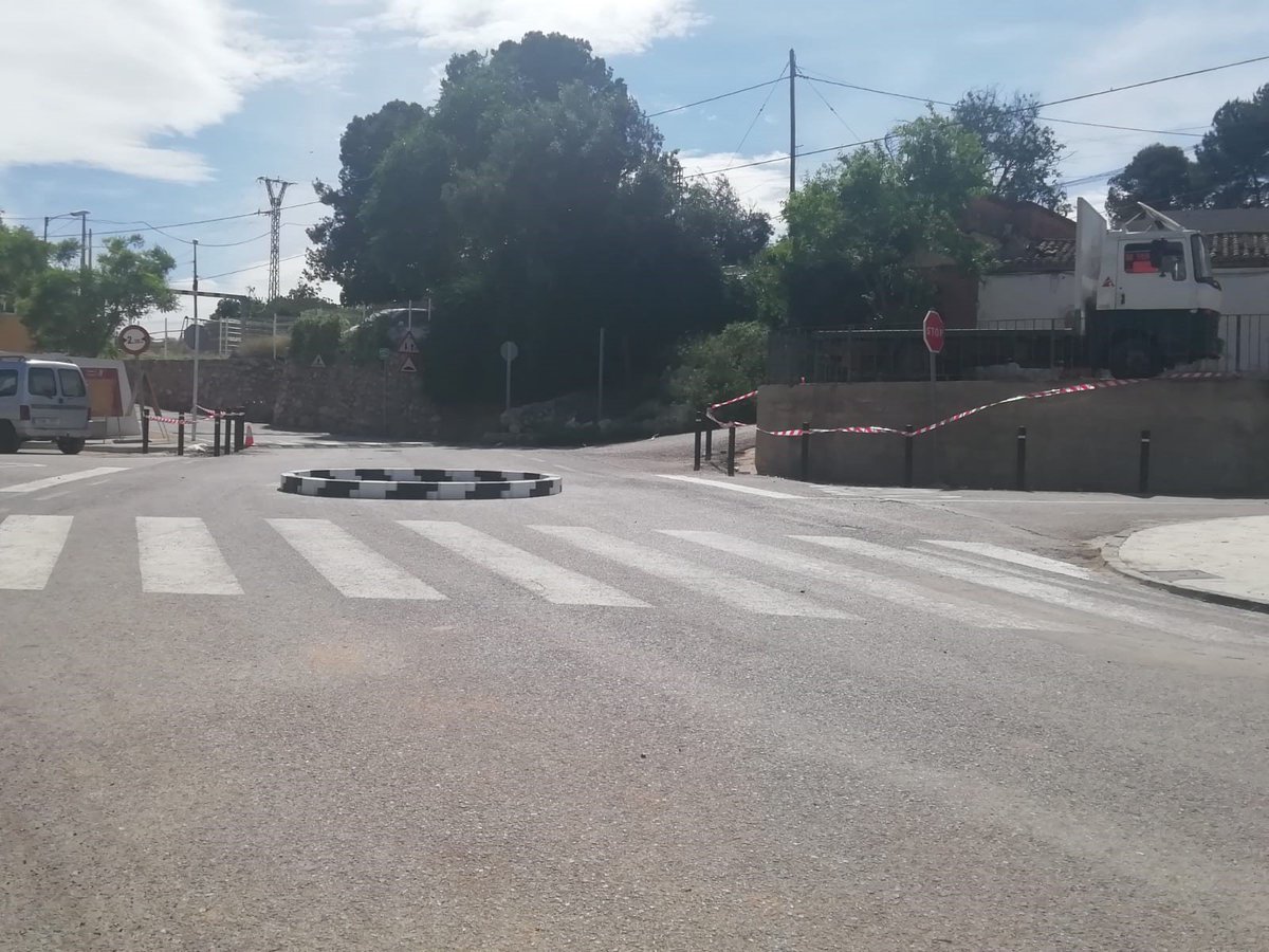 CMplastik's tweet photo. Continúan los trabajos... #pilonas  #separadores #carril #rotonda ... todo fabricado con #plásticos #reciclados y 100% reciclables.
Montaje de estas rotondas solo un par de horas! rellenamos de hormigón y listo.
Votamos por una #economiacircular ♻️ https://t.co/7wFBga2n93