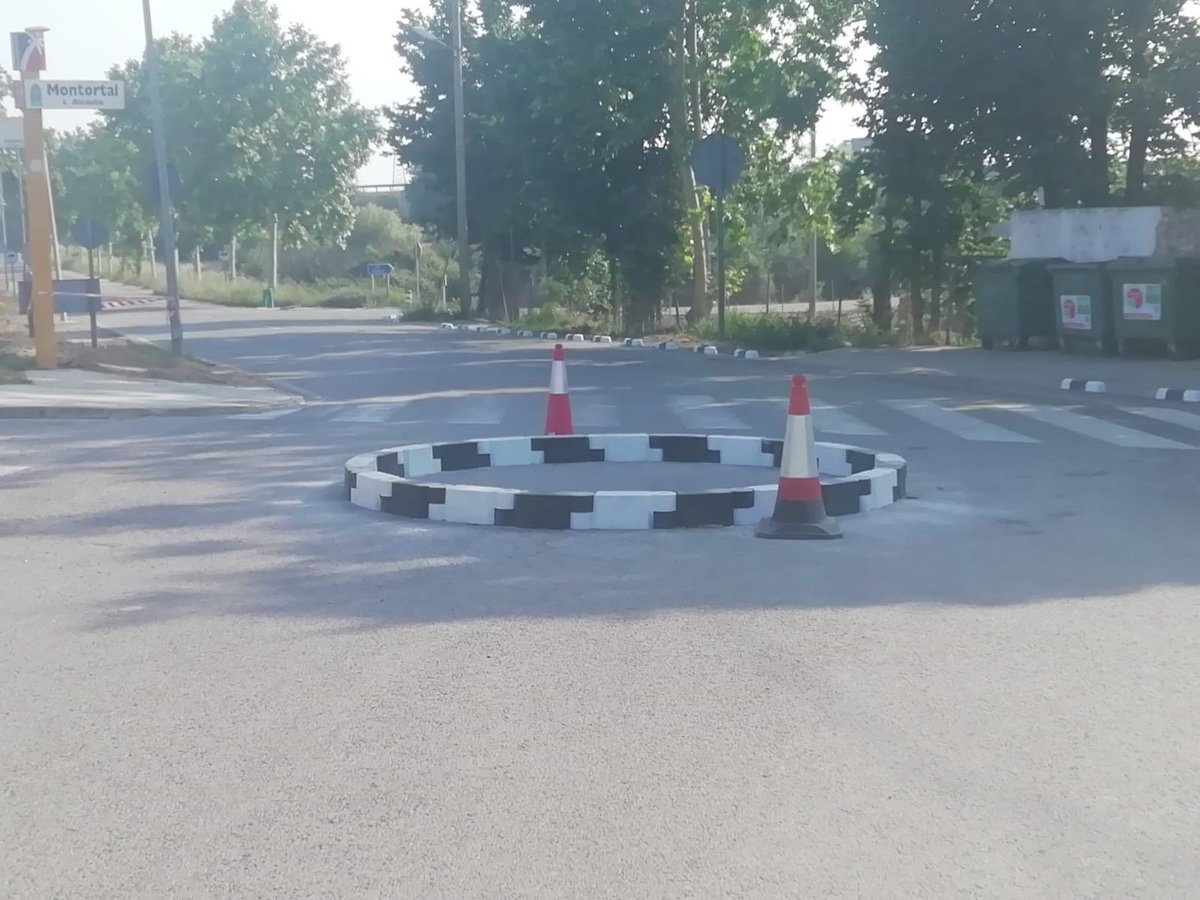 CMplastik's tweet photo. Continúan los trabajos... #pilonas  #separadores #carril #rotonda ... todo fabricado con #plásticos #reciclados y 100% reciclables.
Montaje de estas rotondas solo un par de horas! rellenamos de hormigón y listo.
Votamos por una #economiacircular ♻️ https://t.co/7wFBga2n93