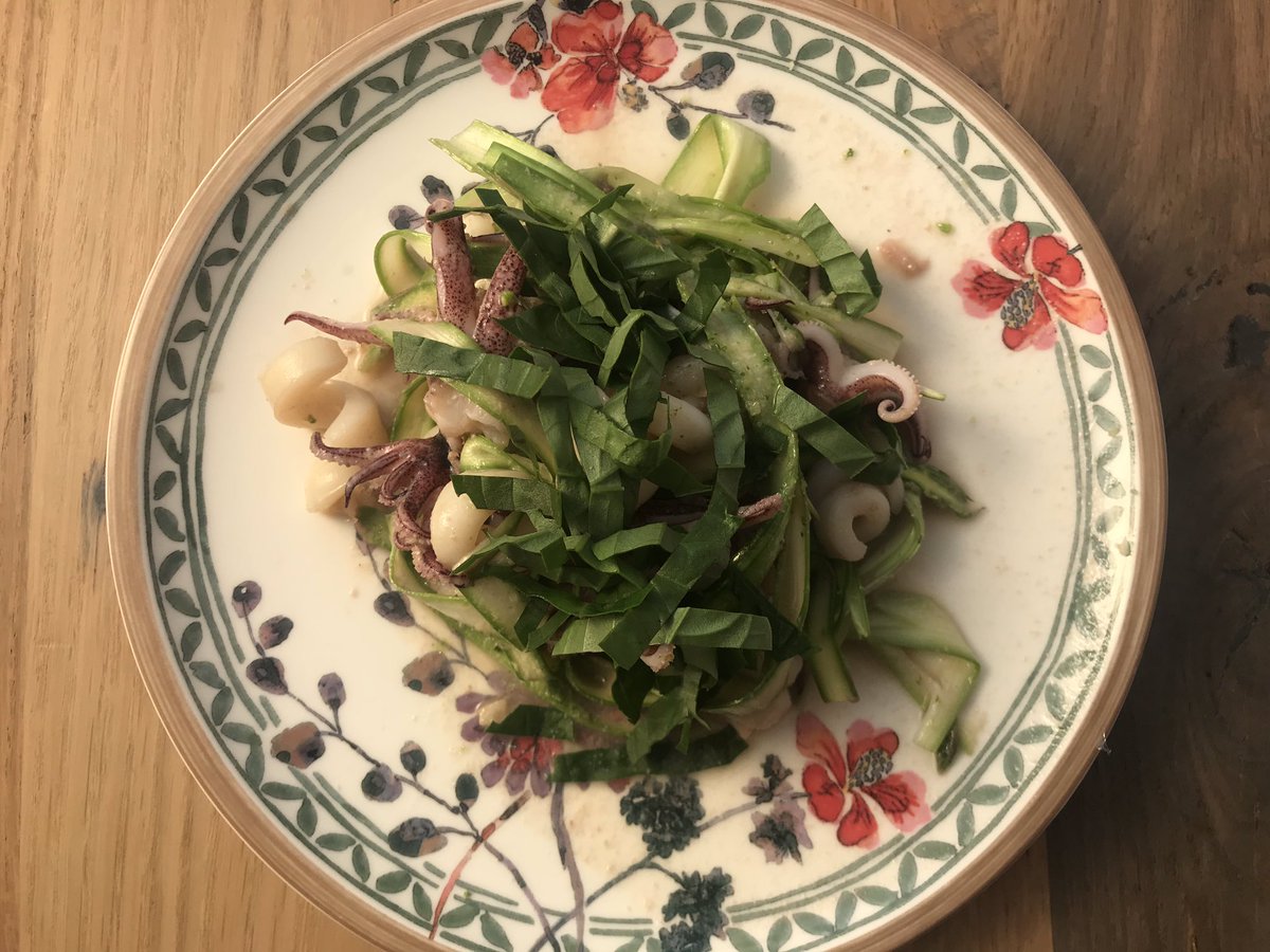 TheFeedPodcast's tweet photo. New show is an #asparagus challenge between @ChefMikeSheerin &amp; @Rick_Bayless. 2 recipes in 15 min. using asparagus + 5 ingredients. @stevedolinsky moderates: https://t.co/GcimfTCQZ2 https://t.co/CIAoi2eHhw