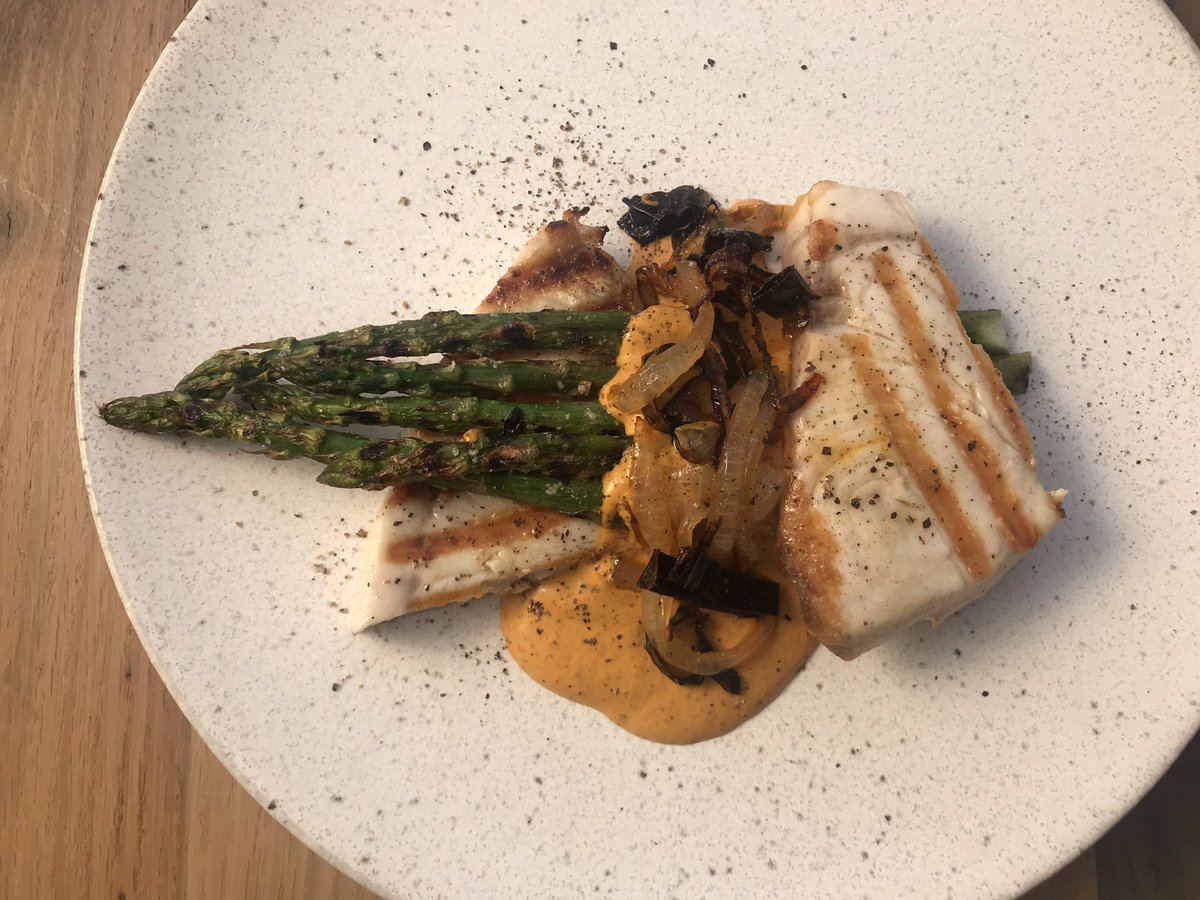 TheFeedPodcast's tweet photo. New show is an #asparagus challenge between @ChefMikeSheerin &amp; @Rick_Bayless. 2 recipes in 15 min. using asparagus + 5 ingredients. @stevedolinsky moderates: https://t.co/GcimfTCQZ2 https://t.co/CIAoi2eHhw