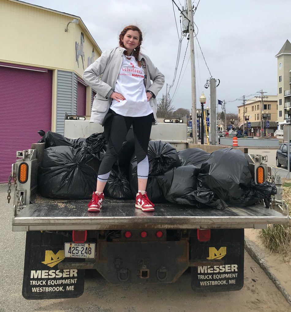 unetweets's tweet photo. The Old Orchard Beach clean-up organized by @SustainableUNE, Ocean Club, & @UNE_EarthsECO resulted in 500 pounds of trash being removed from the beach & shoreline. A huge thank you all volunteers! @USouthernMaine, @MAPFRE Read more here: https://t.co/JPrk1Lcf3p #UNE #UNEServes https://t.co/G8NWWnd9MG