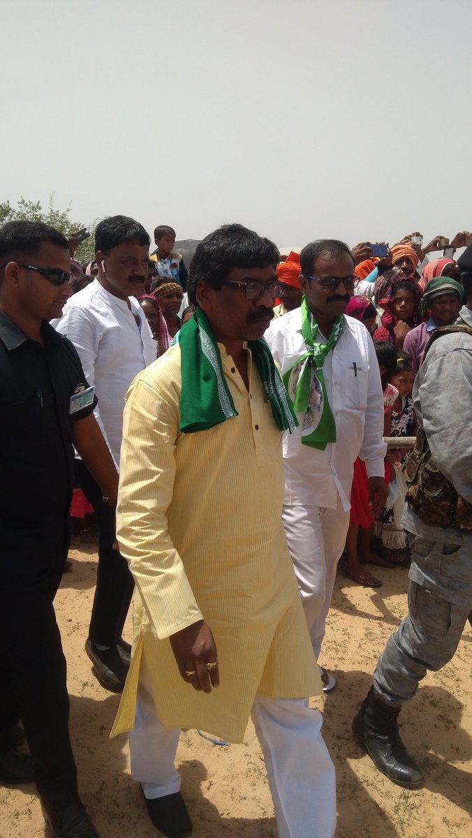 JMM_Giridih's tweet photo. आज झामुमो के कें० का० अध्यक्ष सह पूर्व मुख्यमंत्री @HemantSorenJMM जी एवं झाविमो के के० अध्यक्ष सह पूर्व मुख्यमंत्री @yourBabulal जी यू०पी०ए० समर्थित उम्मीदवार डुमरी विधायक @Jagarnathji_mla के पक्ष में वोट अपील के लिए गिरिडीह विधानसभा अंतर्गत एक आमसभा
@kumarsudivya @JmmJharkhand https://t.co/s8jkVD1NX0