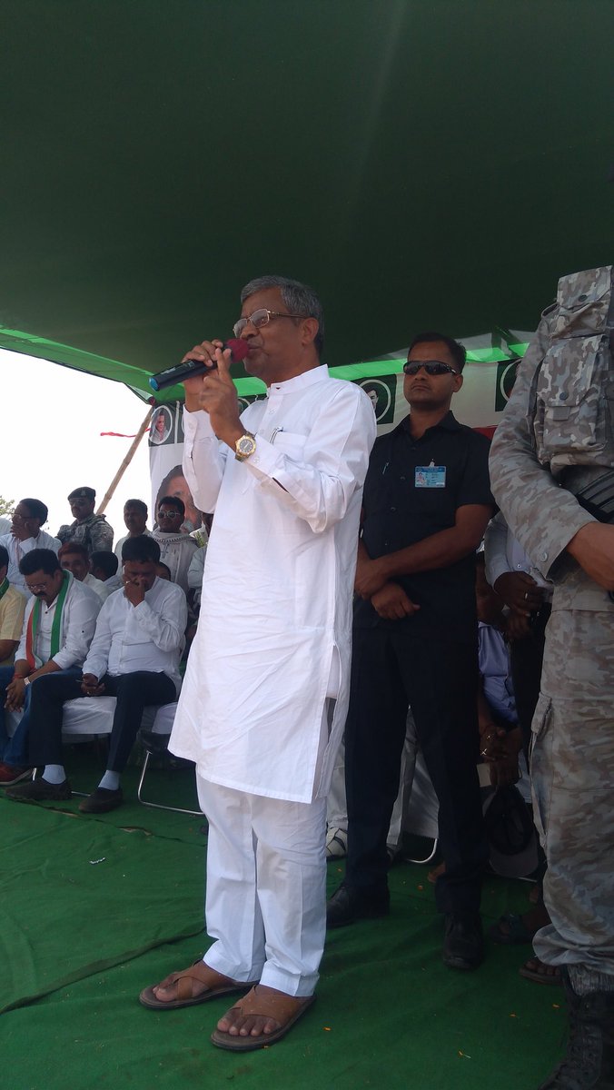 JMM_Giridih's tweet photo. आज झामुमो के कें० का० अध्यक्ष सह पूर्व मुख्यमंत्री @HemantSorenJMM जी एवं झाविमो के के० अध्यक्ष सह पूर्व मुख्यमंत्री @yourBabulal जी यू०पी०ए० समर्थित उम्मीदवार डुमरी विधायक @Jagarnathji_mla के पक्ष में वोट अपील के लिए गिरिडीह विधानसभा अंतर्गत एक आमसभा
@kumarsudivya @JmmJharkhand https://t.co/s8jkVD1NX0