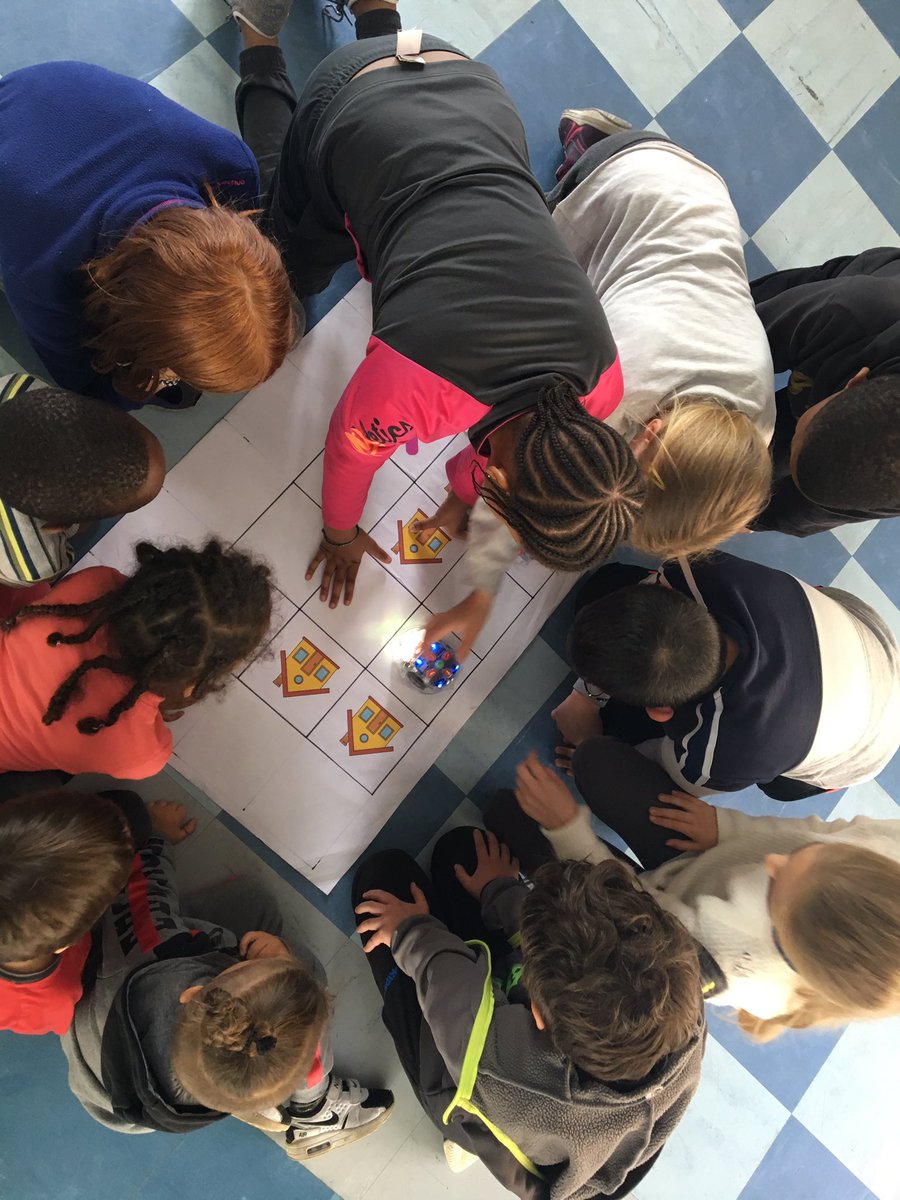 ecolepmc's tweet photo. A l’école, parfois, on a beaucoup à apprendre des plus petits. Ici, ce sont les moyennes sections qui apprennent aux CM2 de @quiritcurie à programmer les bluebots. https://t.co/jlchk9GCIe
