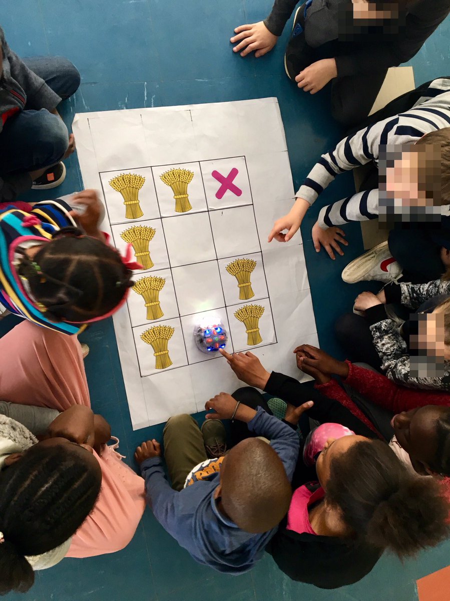 ecolepmc's tweet photo. A l’école, parfois, on a beaucoup à apprendre des plus petits. Ici, ce sont les moyennes sections qui apprennent aux CM2 de @quiritcurie à programmer les bluebots. https://t.co/jlchk9GCIe