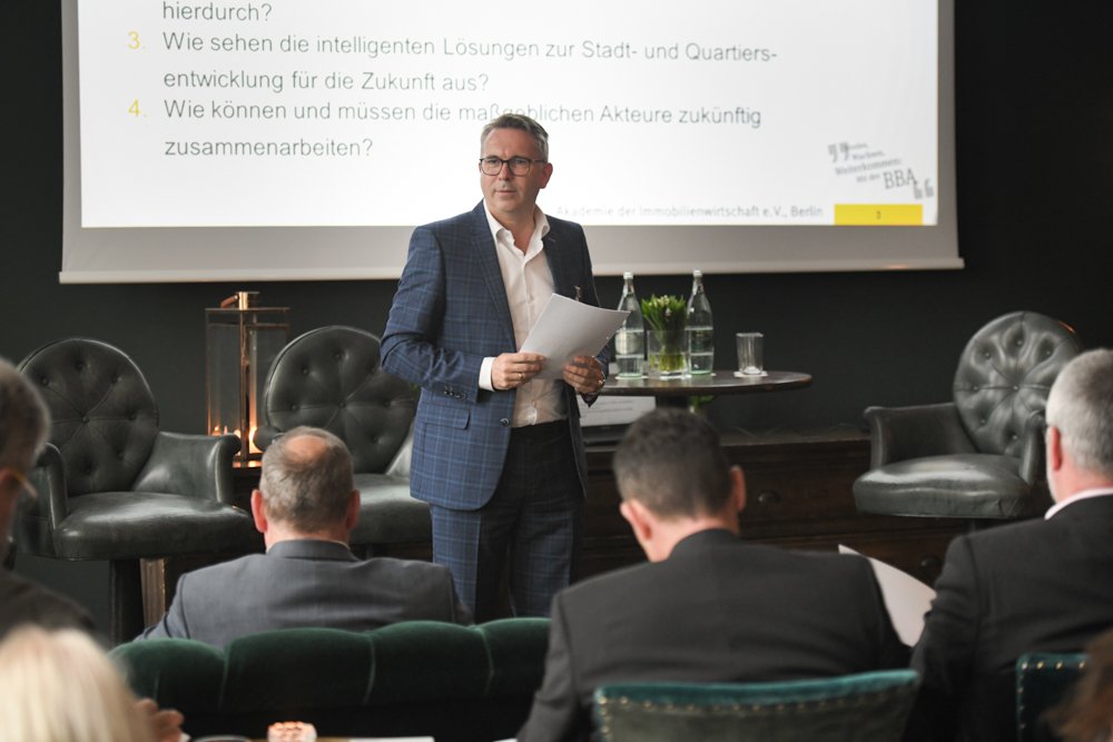 BBAcampus's tweet photo. Gestern veranstalteten wir gemeinsam mit Stromnetz Berlin den ersten BBA-Mitgliederdialog. Thema des Abends war die Wohnungswirtschaft als Schlüsselbranche für Mobilitätskonzepte. https://t.co/Tx3620aVqv