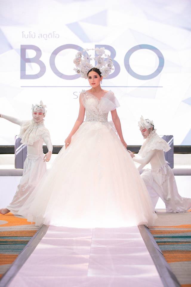 MTW_Officialth's tweet photo. ณฉัตร-กวิยณัฎฐ์ มิสไทยแลนด์เวิลด์2012 สวยหวานเดินแฟชั่นโชว์ชุดเจ้าสาว BOBOSTUDIO ณ Novotel Phuket Phokeethra
ภาพจาก Facebook : bobostudio
#ชุดเจ้าสาว #weddingdress #bobostudio #MissThailandWorld2012
#MissThailandWorld.#MTW2012 https://t.co/vW6oBF1jCY
