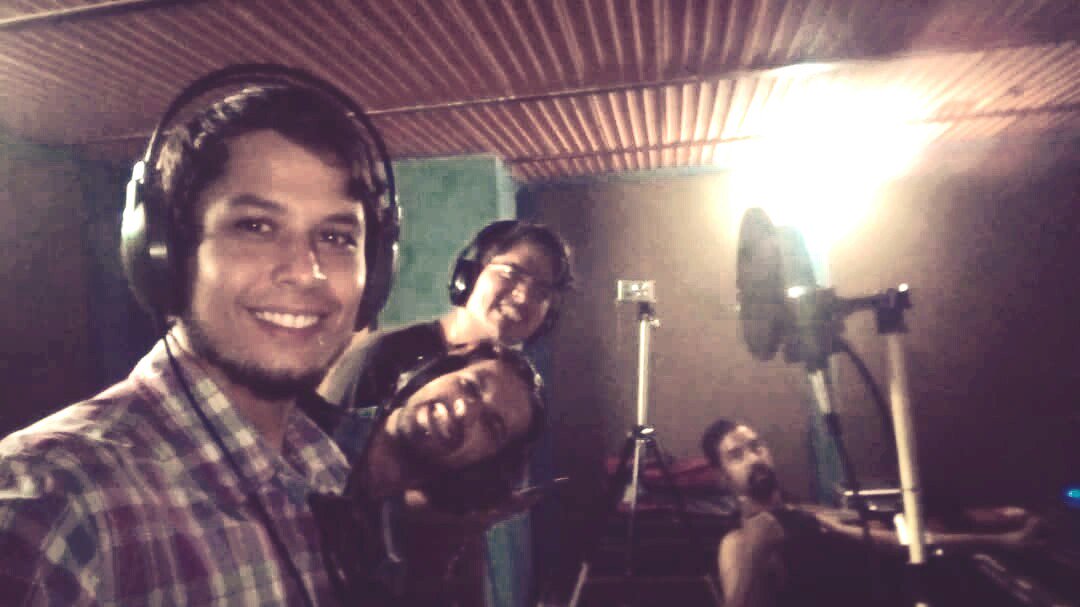 PortalXBanda's tweet photo. Erick Galaschow, Francisco Javier Solares Enano Yang, Carlos Bustamante Newball, y Carlos Duran grabando coros.
#rock #metalcore #ThrashMetal #metallatino #metalcommunity #Metal #portalx #Venezuela #Colombia #Argentina #punkrock #HardRock #hardcore #metalcoreband https://t.co/LXo4RWLdK5