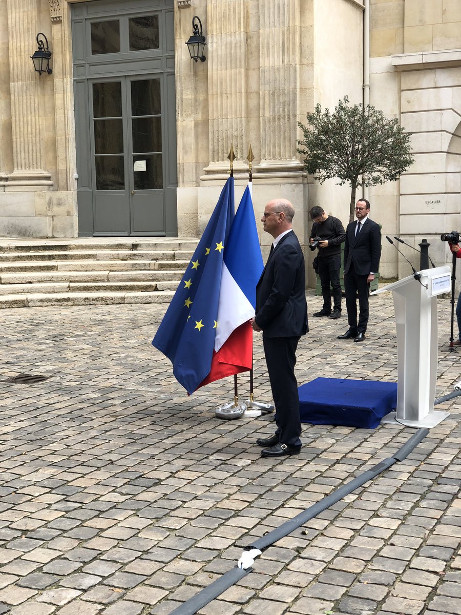 education_gouv's tweet photo. Retour en 📷 sur la cérémonie de commémoration du #8mai 1945 : @jmblanquer a rendu hommage aux combattants et aux victimes de la seconde guerre mondiale. L’occasion de souligner l’importance des valeurs de liberté, égalité et fraternité https://t.co/BiLbAy4RiZ