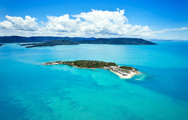 hotelresortexpo's tweet photo. #Daydreamisland has just welcomed back their first guests after a Cyclone in 2017 left devastating damage to the resort🌍 The island boasts coral and sand beaches lined by palm trees, get us there now🌴! https://t.co/r0P0bzNaJh #Hotel360expo #travel https://t.co/xDiTeEacDg