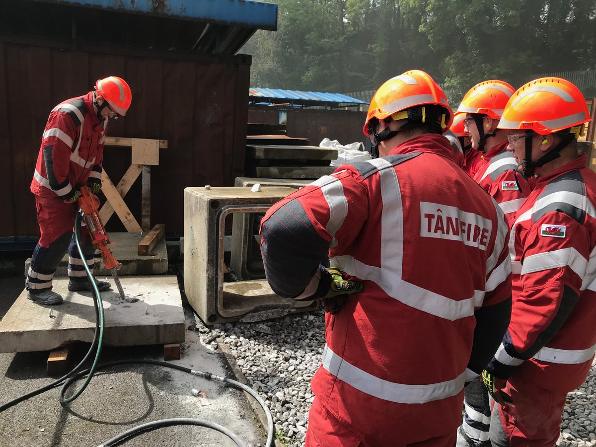 WalesFireDogs's tweet photo. Boys getting to grips with hydraulic hammer!!
USAR Wales USAR 1 course https://t.co/281UIprrfd