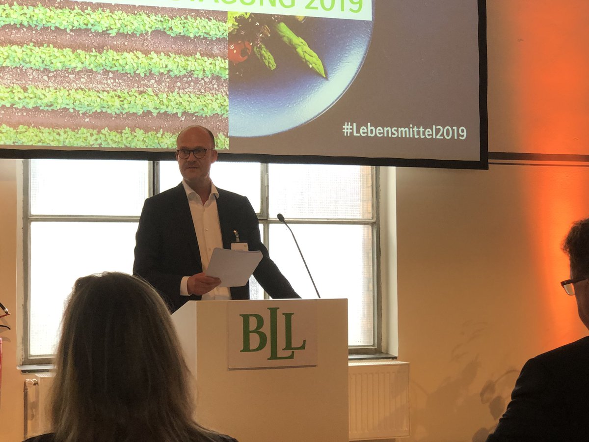 lmverband's tweet photo. „Lebensmittelrecht wird heute nicht mehr hinter verschlossenen Türen gemacht. Es ist ein 'Living Document'. Mit öffentlichen Diskussionen und Runden Tischen, die alle Interessengruppen einbeziehen“ – Philipp Hengstenberg, BLL/Lebensmittelverband Deutschland. #Lebensmittel2019 https://t.co/RRITa4e8CY