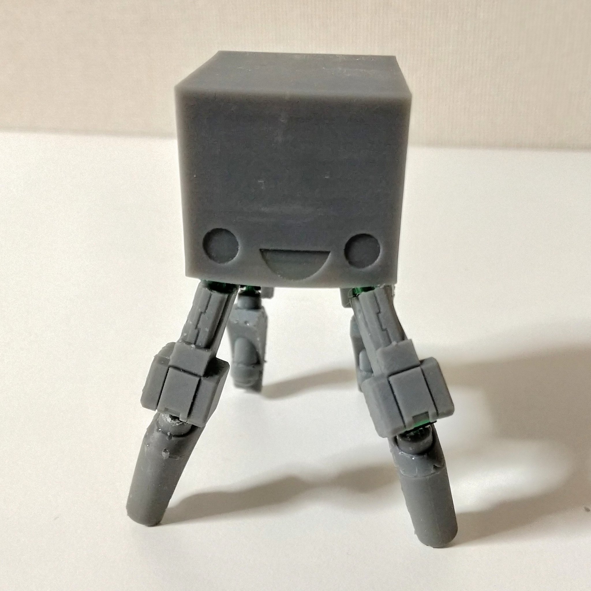 うぐいす 3dプリント パーツだけで構成したフル可動ロボ試作が組み上がったよー Fdmなプリンタ Finder でpla出力の3mmボールジョイント軸にtpu出力の受けパーツ 外装は光造形なプリンタ Miraclp でabs出したぜー