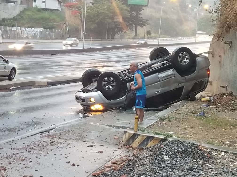 #9may Otra vez accidentes en la autopista de #Pradosdeleste por aceite en el piso. Definitivamente en #Baruta no hay autoridades.