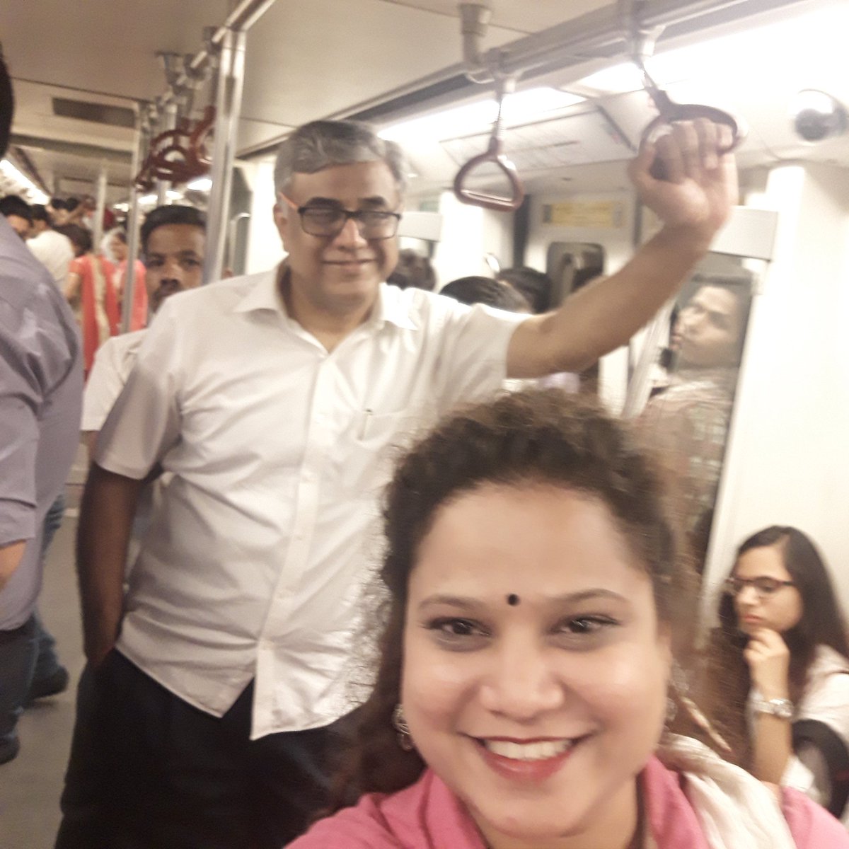 lenijadhav's tweet photo. Jumped into a Bus with Prof.@rajeevgowda ....yesterday it was Delhi Metro, do you know any Member of Parlaiment who enjoys local transport this much https://t.co/JXmWH34Gbi
