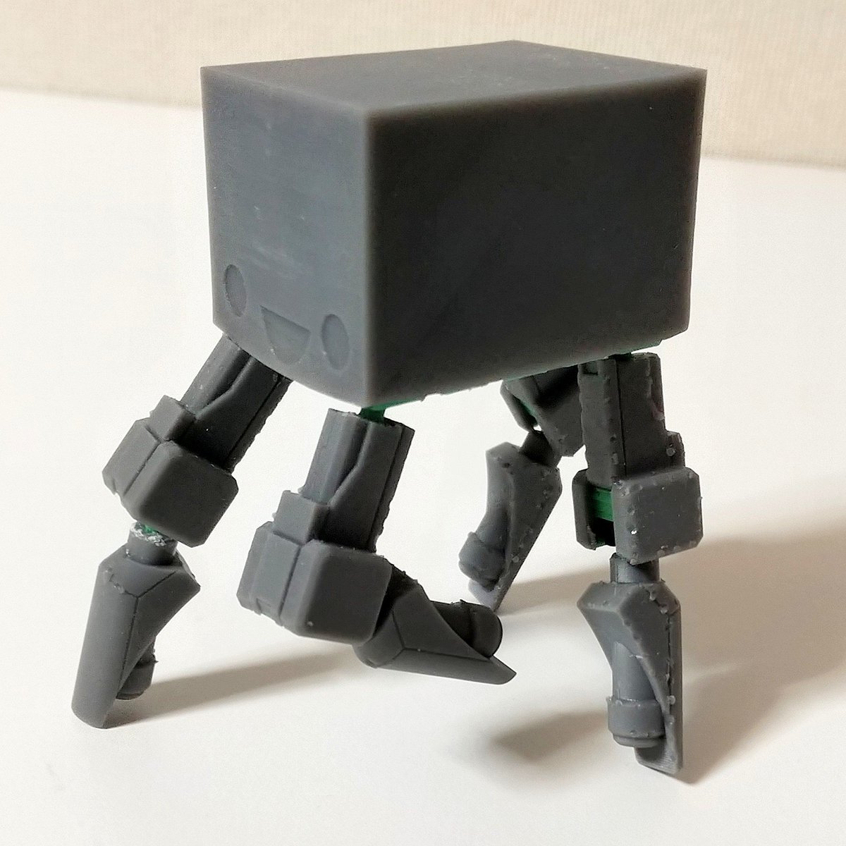 うぐいす 3dプリントパーツだけで構成したフル可動ロボ試作が組み上がったよー Fdmなプリンタ Finder でpla出力の3mmボールジョイント軸にtpu出力の受けパーツ 外装は光造形なプリンタ Miraclp でabs出したぜー