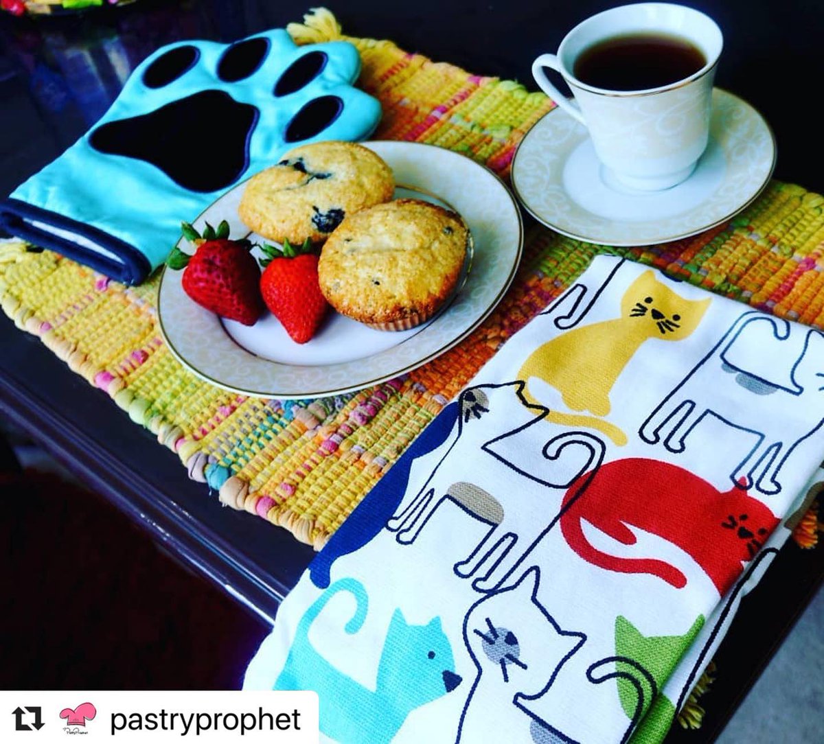 JohnRITZHome's tweet photo. #Repost @pastryprophet: Don't forget your your favorite #furmom this #MothersDay featuring #johnritzenthalercompany 's adorable #RITZ Paw Print Novelty Mitt, RITZ Mod Cat Printed Dual Kitchen Towel, and a side of warm homemade #muffins.
#FunctionalGifts #ovenmitt #kitchentowel https://t.co/S1TzfZJbRH