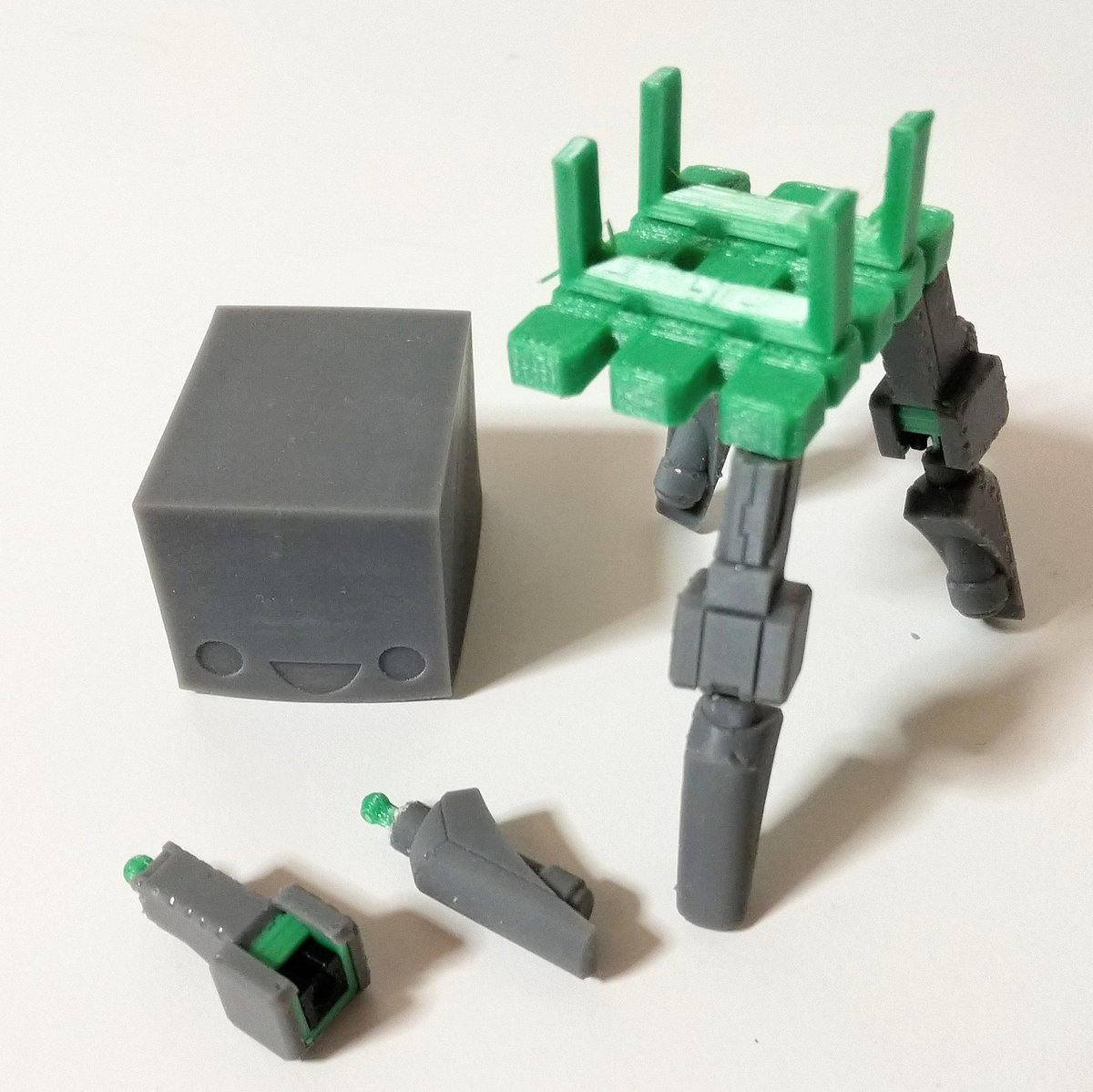 うぐいす 3dプリントパーツだけで構成したフル可動ロボ試作が組み上がったよー Fdmなプリンタ Finder でpla出力の3mmボールジョイント軸にtpu出力の受けパーツ 外装は光造形なプリンタ Miraclp でabs出したぜー