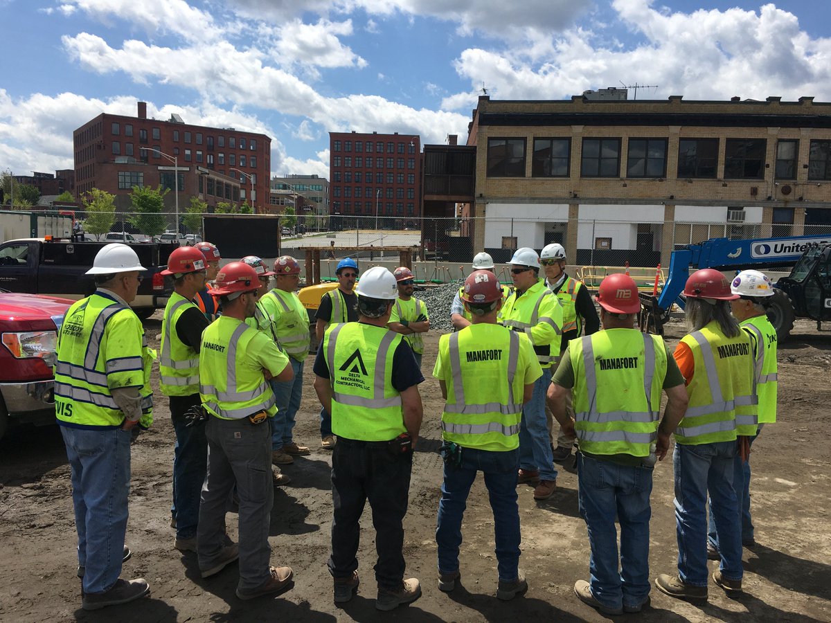 DIMEOCONSTRUCT's tweet photo. Safety Stand-Down at our Garrahy Courthouse Parking Garage project site in downtown Providence. #DimeoBuildingExcellenceDeliveringValue #DimeoDoes #standdown4safety #safety https://t.co/XS7MCA1eOE