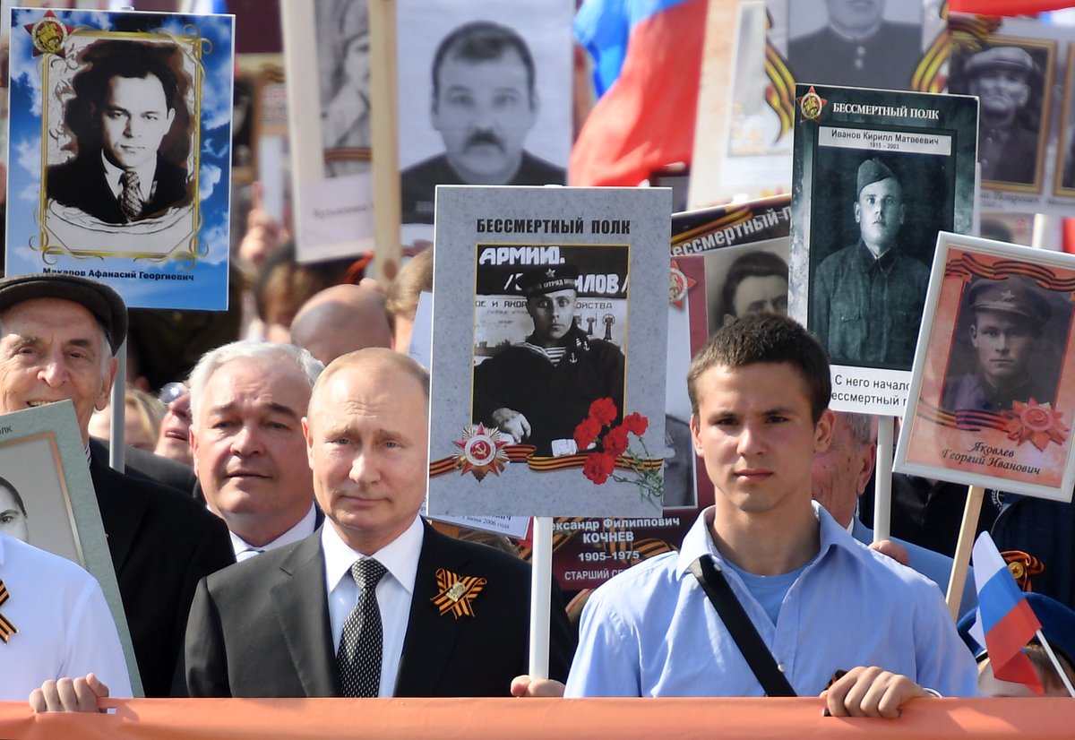 KremlinRussia's tweet photo. #ДеньПобеды Президент принял участие в акции «Бессмертный полк» https://t.co/ltW5wldzZi https://t.co/rOhrBytWNb