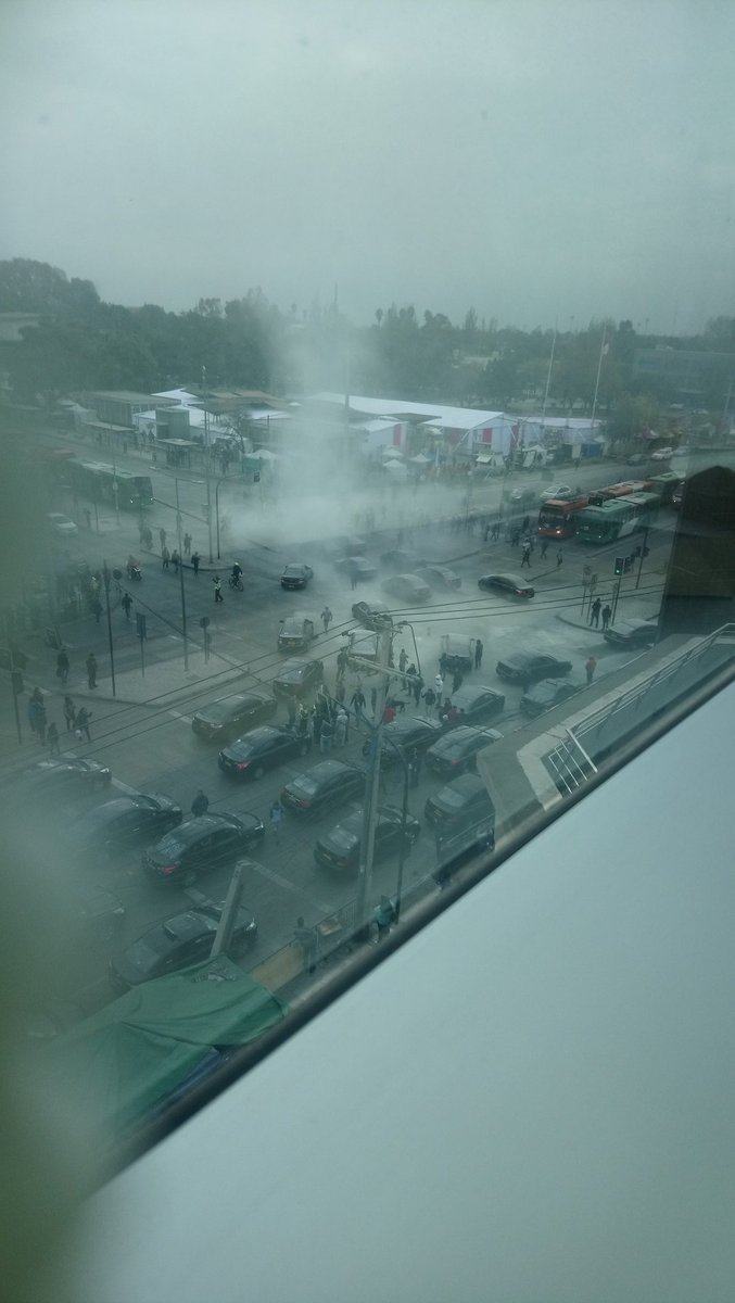 4EverNath's tweet photo. Protesta de colectiveros en plaza de Maipú https://t.co/gAzHMfBslb