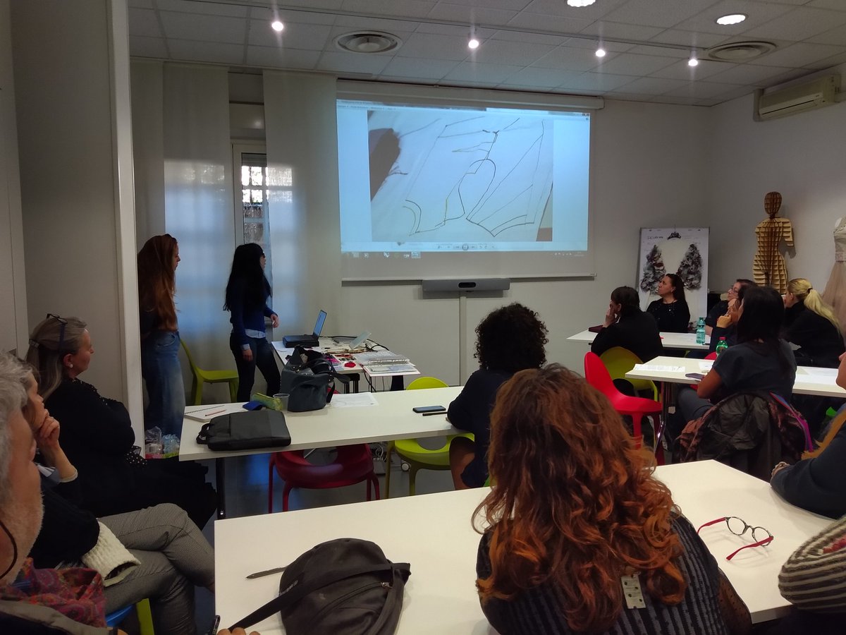 Fiammetta_FMD's tweet photo. Iniziato il workshop "Fashion Lab: Sartoria Digitale" presso @SA_Casilina @LazioInnova @RegioneLazio @fmdigitale con Elena Pierri, product designer @fablabfrosinone, fondatrice di #MakeAShape e Irene Caretti, designer di moda. @fablab #PalestraInnovazione #InnovationGym #FMD https://t.co/VWllU43ZkN