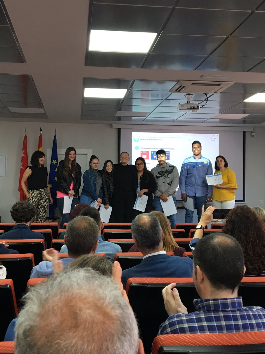 cocidodesopa's tweet image. Alumnos de #2SAD del @ies_luisvives con @gemargzp recibiendo el diploma por su trabajo sobre soluciones a través de retos del #proyectoempodera de @cibervoluntario . ¡Enhorabuena! 🎉🎉🎉🎉