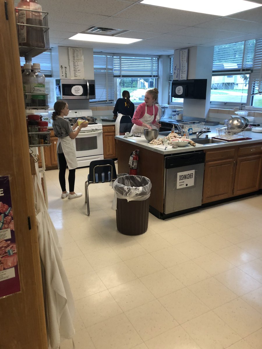 Great to see some of our College Bound Group participate in WMS Top Chef Competition <a href="/EdmeMel/">WMS_GiftedResource</a> <a href="/WMS_WolfPack/">WilliamsburgMS</a> @APS_OEE