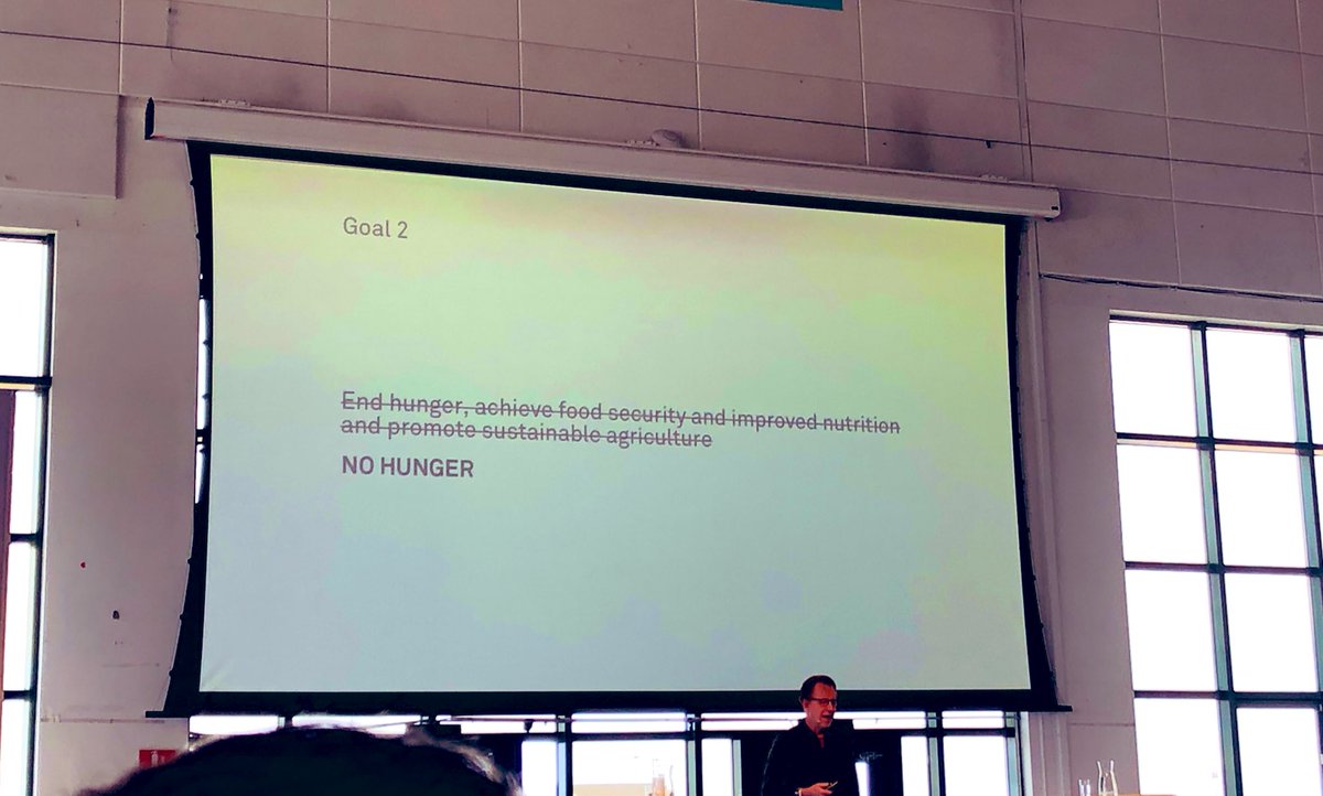 BRO_KOMM's tweet photo. Forandringskommunikation siger du? Keep it simple 👀 @JakobTrollback #kom19 https://t.co/r8SNRtfwnu
