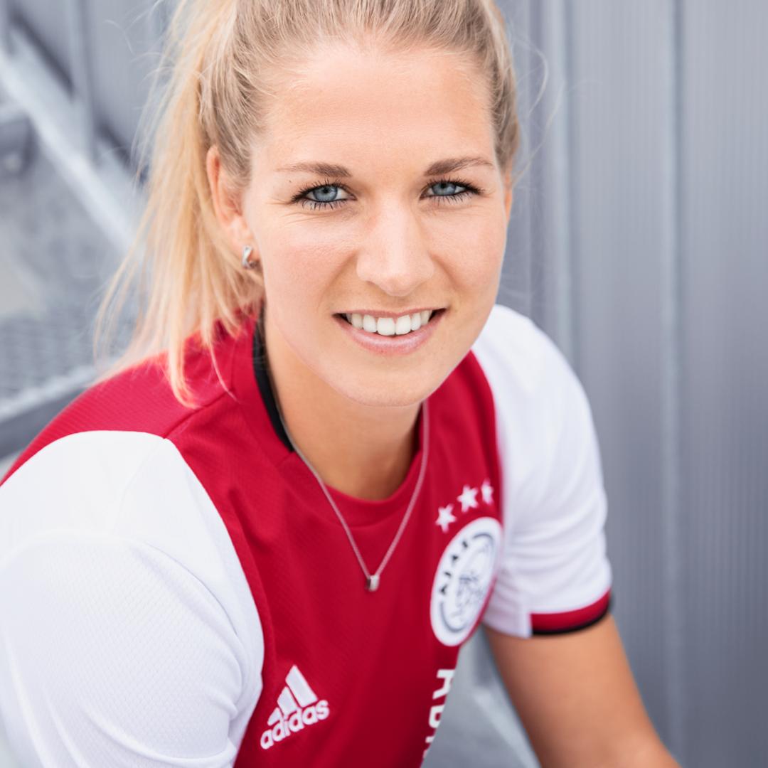 idee Vernederen Oeganda eredivisie | Ajax laat haar nieuwe thuis shirt zien –  VrouwenVoetbalNederland