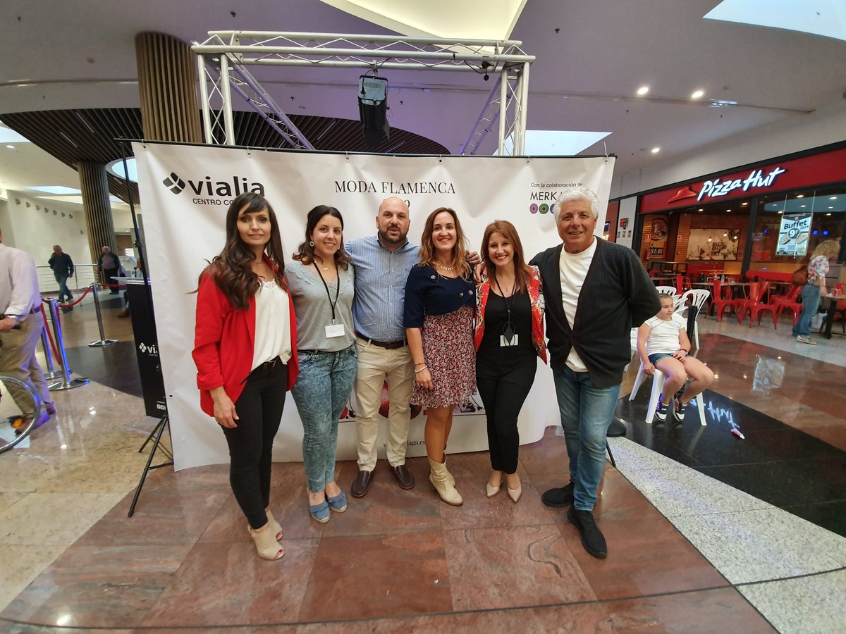 EvenCon2Tacones's tweet photo. Fin de semana pasado a tope de trabajo y envueltas de nuevo de flamenca y lunares. Gracias a @Merkatelas y @ccvialia  por seguir confiando en nosotras un año más. 
Y gracias a tod@s los diseñadores por hacernos fácil nuestro trabajo. 

#trajedeflamenca #moda https://t.co/IxOLbLrXrA