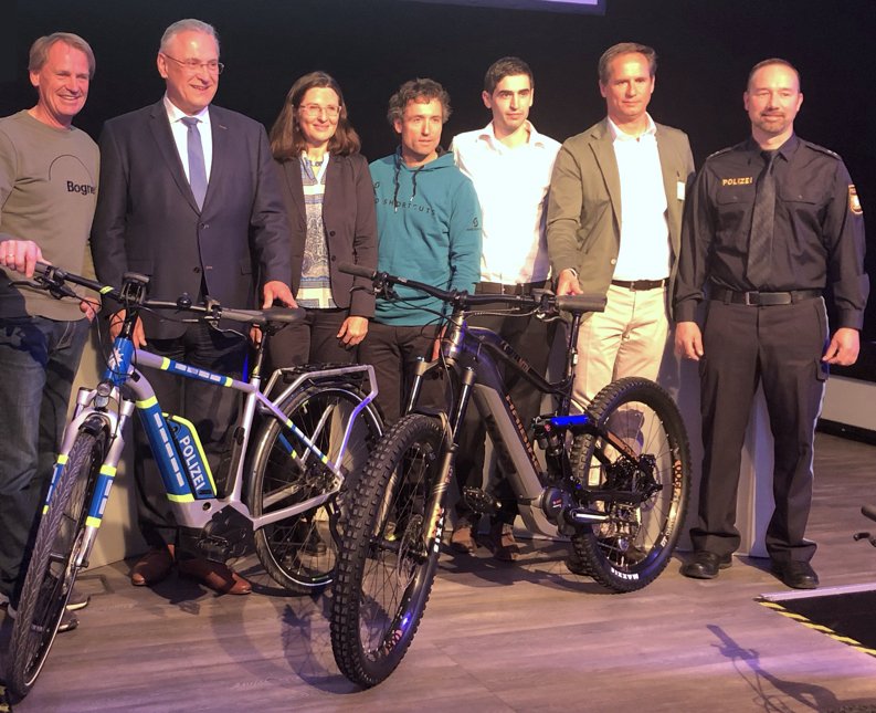 OLYMPIAPARK's tweet photo. Schon die neuen Polizei-E-Bikes gesehen? Wen verfolgt die @PolizeiMuenchen damit 😉? Wir waren heute mit Marion Schöne und Innenminister #Herrmann bei der Vorstellung: Podiumsdiskussion im Vorfeld der #ebikedays München 2019, 24. bis 26. Mai im #Olympiapark @BayStMI https://t.co/LSbK1kWtdC