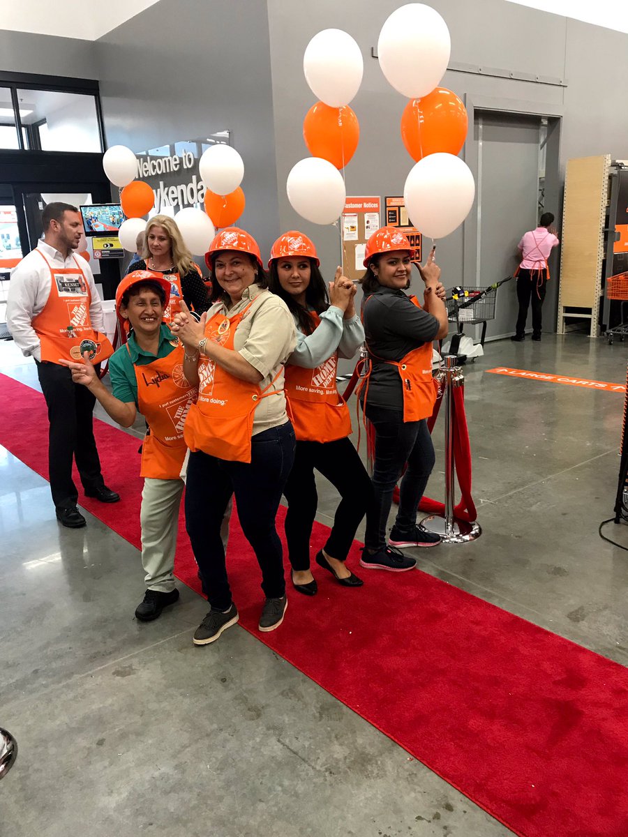 drlnlopez85's tweet photo. Photo time!!! The #HDTV star himself @HDTVDave was in the house!!! #HD2389 #GrandOpening #Kuykendahl https://t.co/5gccSlZYT9