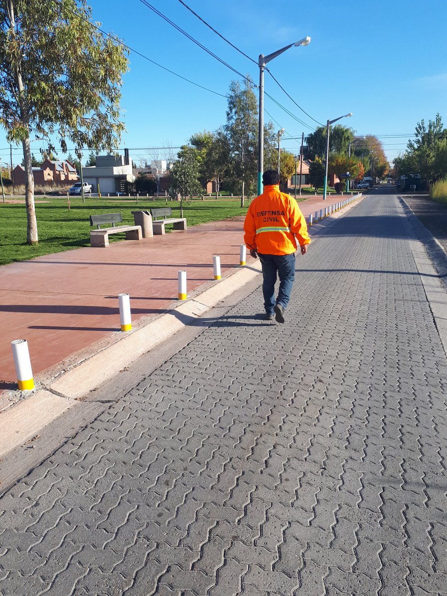 Defensa Civil recorrido preventivo por plaza del Barrio San Benito.