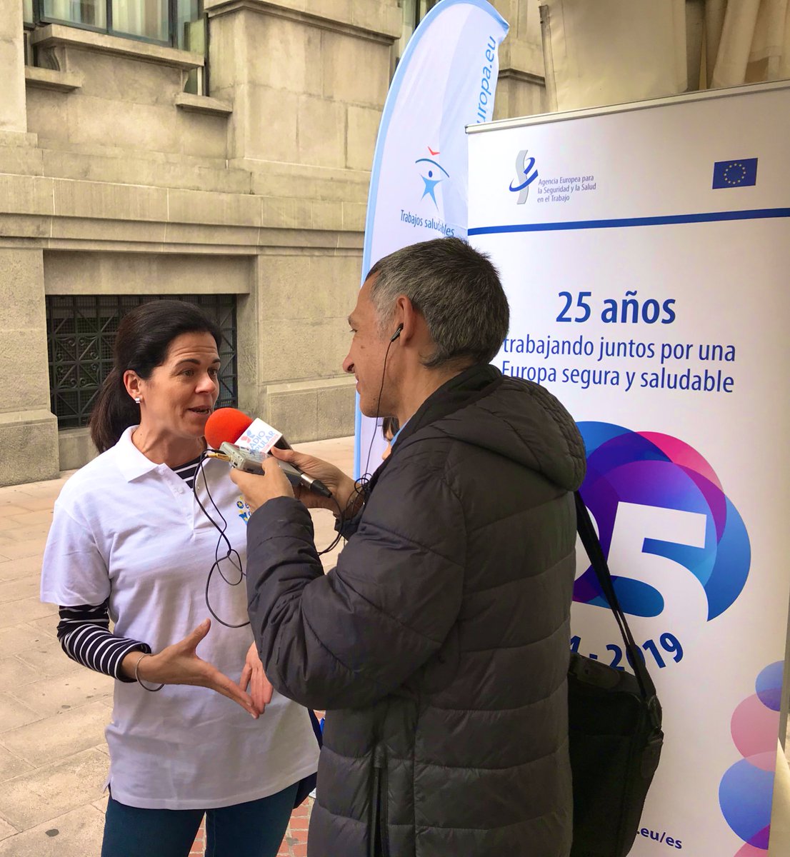 EuropeDirectBiz's tweet photo. La radio nos visita a la carpa. Itziar Fernández habla con @Herri_Irratia sobre el #9demayo. ¡Eskerrik asko! Estaremos hasta las 19:00 con nuestra carpa en C/Ercilla con Moyu junto al equipo de @EU_OSHA para celebrar este día con todo Bilbao.🎉🎉 https://t.co/9VNBQYDWm4