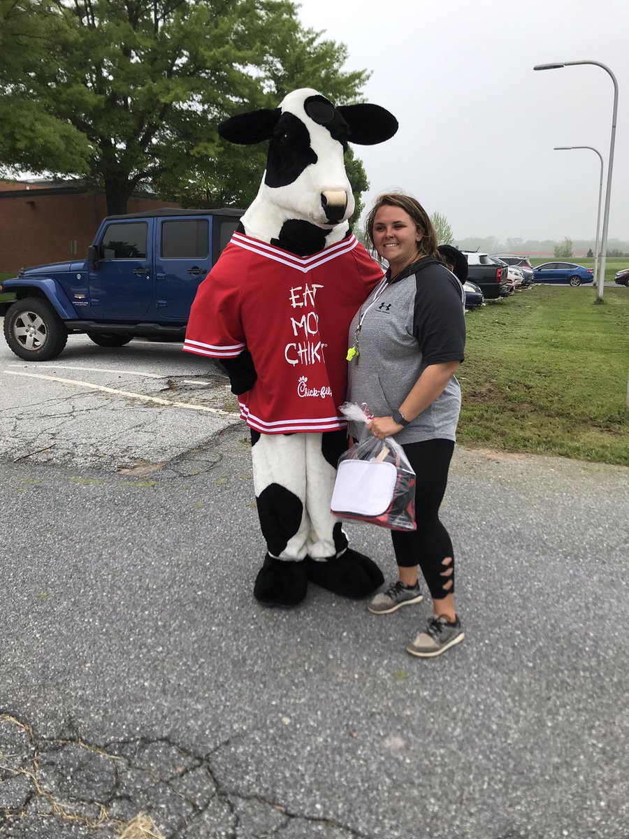 CCPS_RMEmustang's tweet photo. This just happened!! Perfect to celebrate #TeacherAppreciationWeek with a visit from the Chick-Fil-A Cow @FilWestminster to present Ms. Liebknecht as their #TeacherOfTheWeek!!! Way to go Ms. Liebknecht!! Congrats! #RMEwins #TogetherItsPossible #CCPSnotes @CCPSk12 @CCPS_PEAOffice https://t.co/zuqFJuGsBk