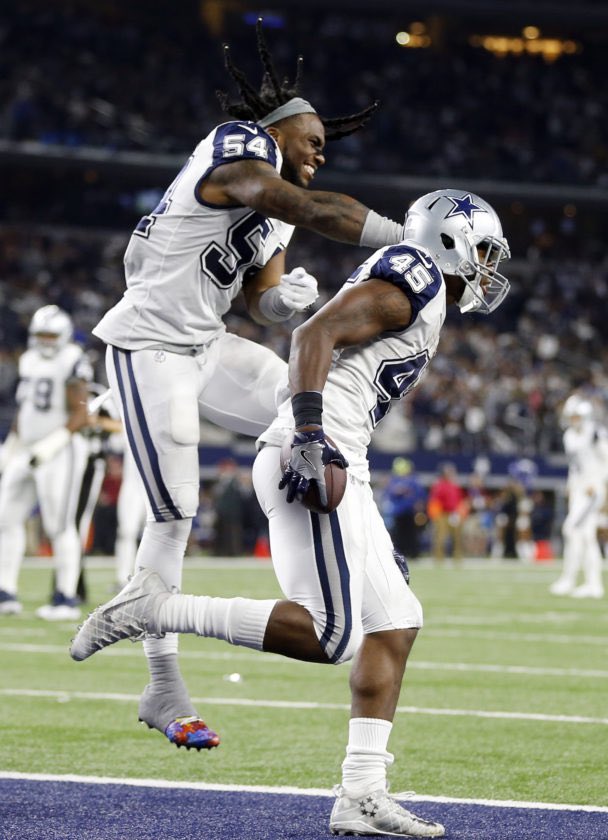thejaylonsmith's tweet photo. To have an older brother like you is one thing. To have a teammate like you was immaculate. You inspire me. I was your teammate for these past 3 years finally. Now I get chance to really smack yo ass! Lol love you big smooth! ❤️😈#boobie #45 #Southside #SS #260 #ClearEyeView https://t.co/h97tgf4T2e