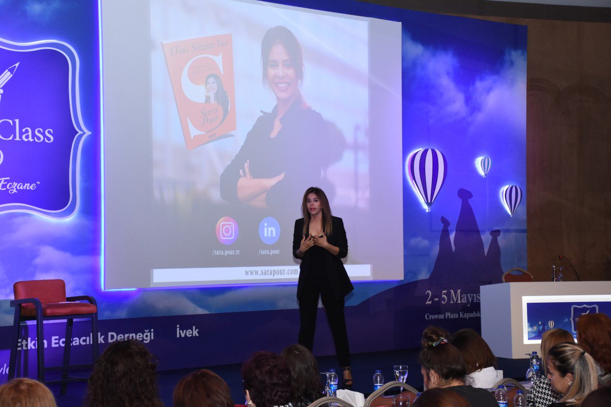 class_pharma's tweet photo. PharmaClass 2019’da Sarah Pour’un ‘İçsel karizmayı bulma yolculuğu’ konuşmasından ve gün içindeki kitap imzasından kareler. 

#pharmaclass2019 #uzmanındaneczane #eczane #eczacılık #serbesteczacılık https://t.co/ftkCfm4YjC