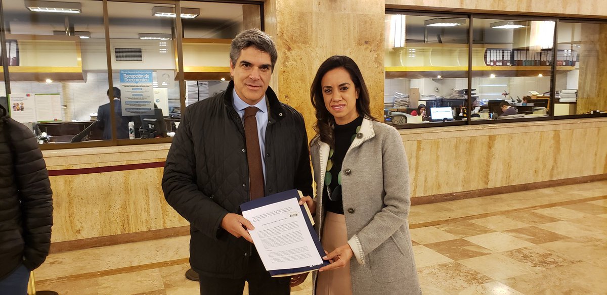 DiputadosRN's tweet photo. 🔴 Nuestros diputados @paulinanu y @fuenzalidaRn acudieron esta mañana a la @Contraloriacl para que se pronuncie sobre lo que destapó la #OperacionBisagra, es decir, por qué reos por narcotráfico vivían en celdas de lujo en #ColinaII 👏👏 https://t.co/59CrUEwz5A