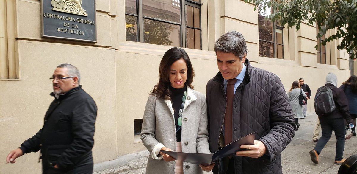 DiputadosRN's tweet photo. 🔴 Nuestros diputados @paulinanu y @fuenzalidaRn acudieron esta mañana a la @Contraloriacl para que se pronuncie sobre lo que destapó la #OperacionBisagra, es decir, por qué reos por narcotráfico vivían en celdas de lujo en #ColinaII 👏👏 https://t.co/59CrUEwz5A