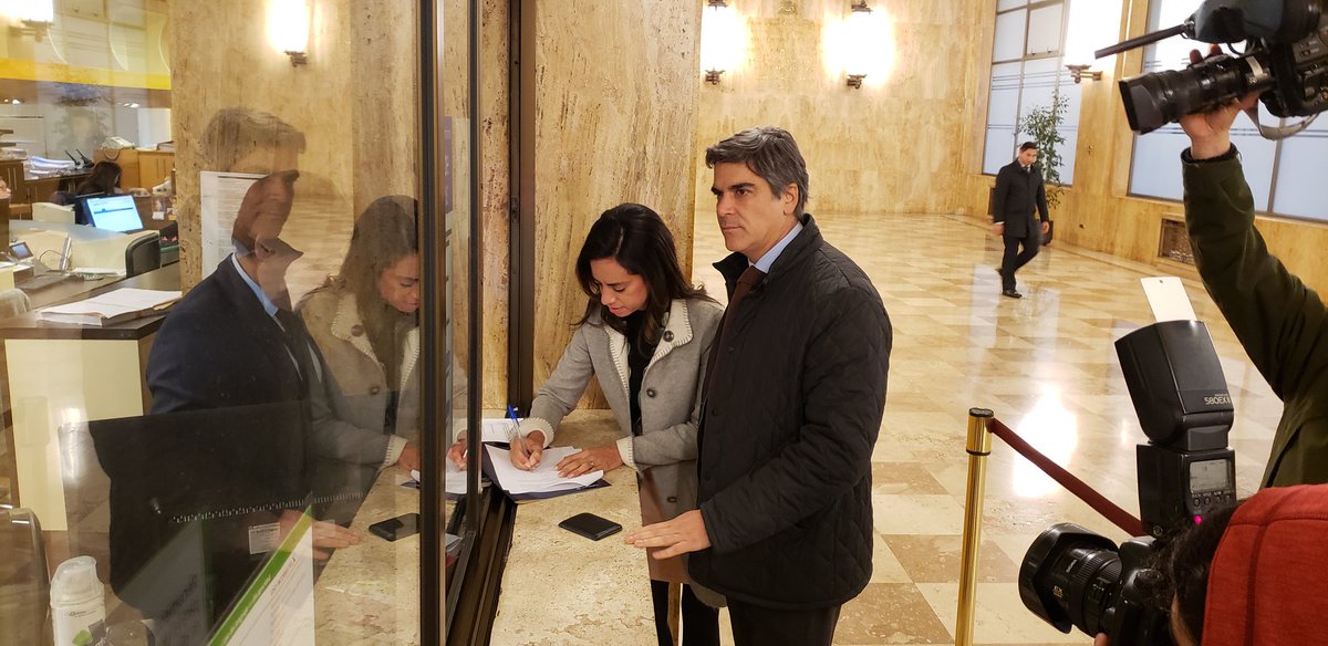 DiputadosRN's tweet photo. 🔴 Nuestros diputados @paulinanu y @fuenzalidaRn acudieron esta mañana a la @Contraloriacl para que se pronuncie sobre lo que destapó la #OperacionBisagra, es decir, por qué reos por narcotráfico vivían en celdas de lujo en #ColinaII 👏👏 https://t.co/59CrUEwz5A