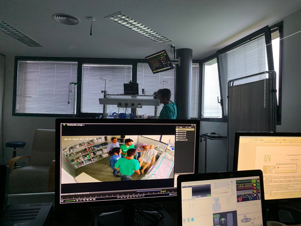 fjredondocalvo1's tweet photo. Nuevos talleres vivenciales en torno a la seguridad en el Centro de ⁦@Simu_HGUCR⁩ Seguimos trabajando por mejorar la seguridad tanto del paciente como del profesional que le atiende. Gracias por vuestra confianza ⁦@SanidadCLM⁩ ⁦@SanidadCR⁩ ⁦@Simu_HGUCR⁩ https://t.co/wJrPNn9Hzb