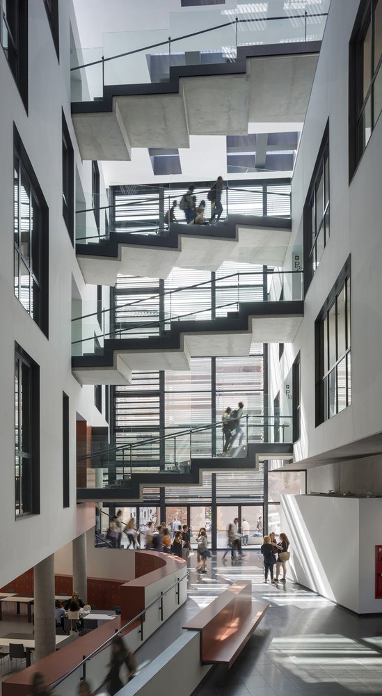 GenexusGroup's tweet image. Indoors, this #building continues to show off its high-quality #architecture.  cpix.me/a/71500164