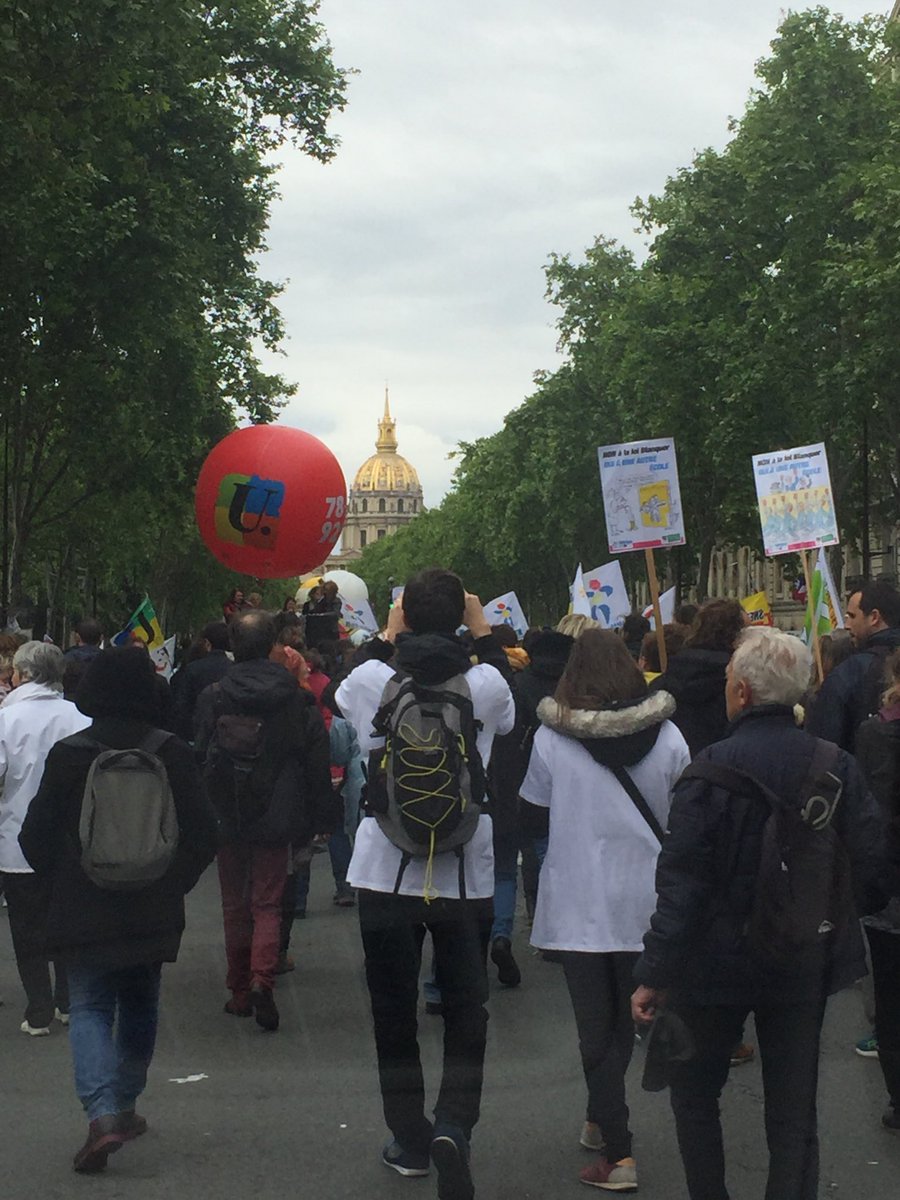 92Fsu's tweet photo. Long cortège #FSU à Paris. 
#FSU92 https://t.co/OOrHTkKrnn