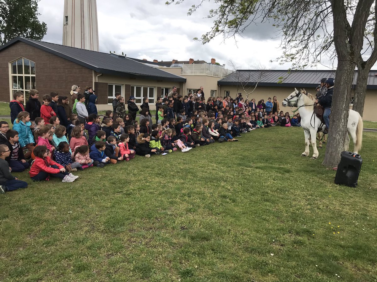 FFEquitation's tweet photo. #Handidream Après la presse et le collège, c’est au tour de l’école primaire de Lamotte d’accueillir Aurélie Brihmat, son papa Bernard et toute l’équipe Handidream pour un échange autour du handicap, de la reconstruction au travers l’équitation et surtout de la tolérance... https://t.co/rWJVH151oa
