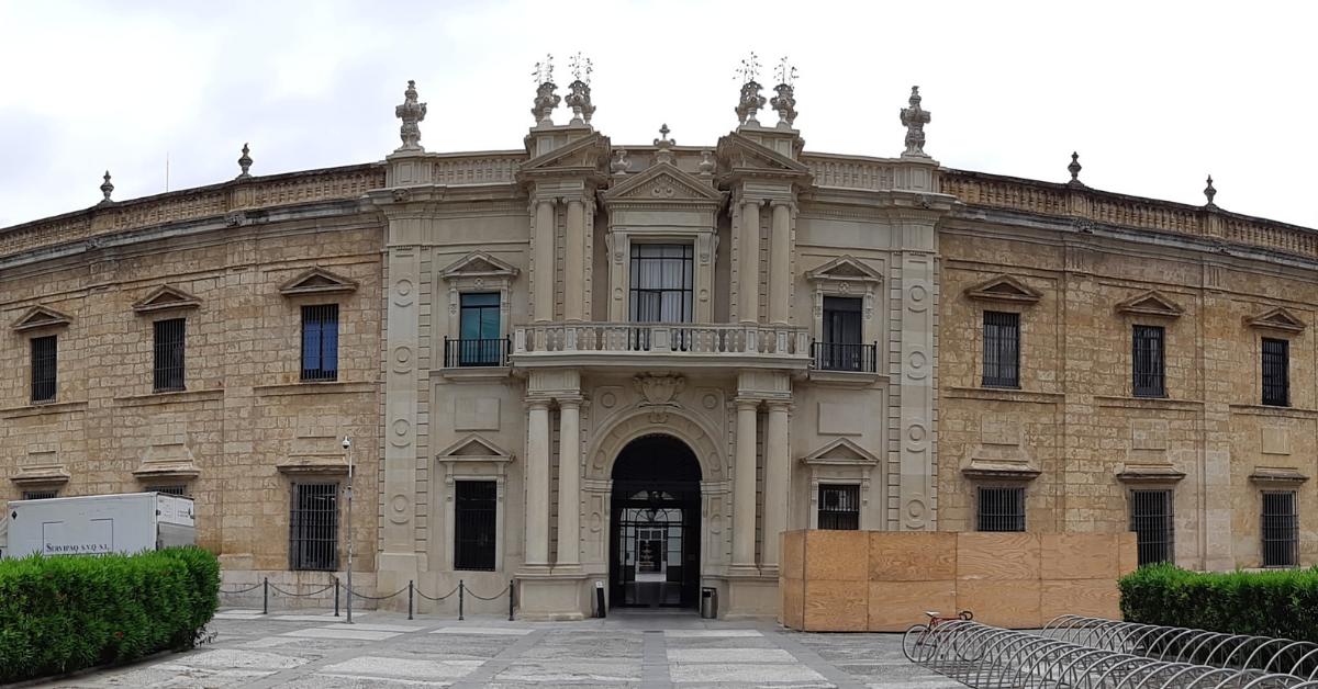 unisevilla's tweet photo. Después de los trabajos de rehabilitación de las últimas semanas, ya está casi lista la fachada de la Facultad de Geografía e Historia 😊👏 https://t.co/XdrvlaG5gc