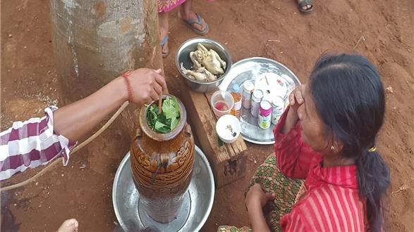 Graphickh1's tweet image. ទេសចរទៅលេងខេត្តមណ្ឌលគិរី  មិនរំលងស្រាពាងរបស់ជនជាតិដើមភាគតិច api.tnaot.com/article/video_…